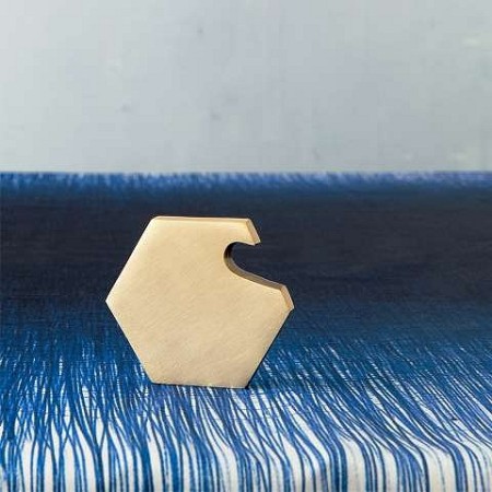 Estetski odpirač iz mat polirane medenine - FERM LIVING.